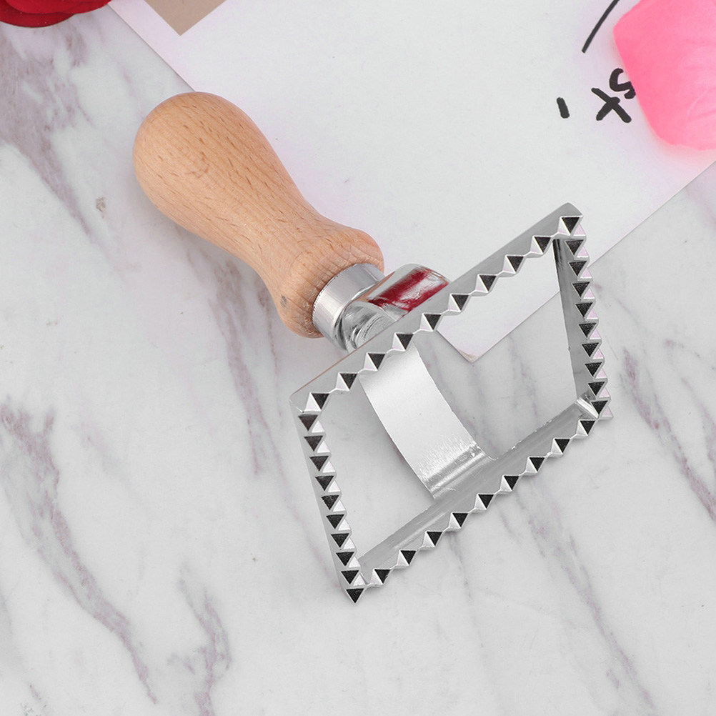 4個入りエンボス加工クッキーカッターセット 木製ハンドル ビ - Cookie Cutter Set のレビューと価格